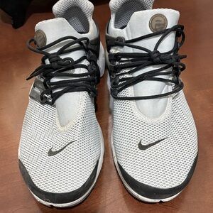 Nike Men's Black and Gray Athletic Shoes
